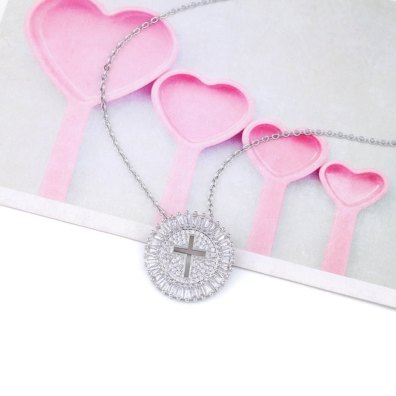 Colar Feminino Flor de Zircônia com Cruz Banhado a Ouro 18K